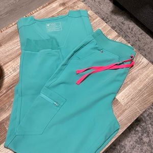 Brand new Figs surgical green medium scrub set with jogger bottoms